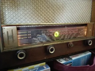 Radio Tocadiscos Válvulas Antigua