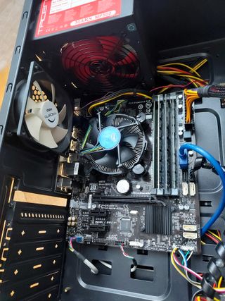 Torre PC Sobremesa Gigabyte Negra