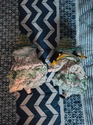 Coppia di bambole in porcellana con corpo in cotone