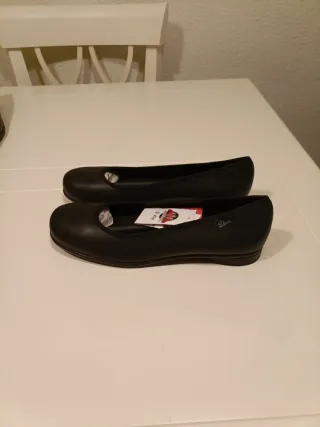 Zapatos planos negros de vestir.