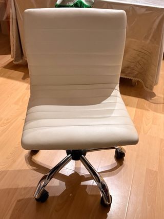 Silla de oficina giratoria blanca