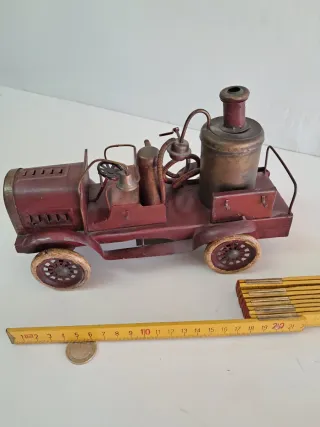 Coche de bomberos antiguo de metal