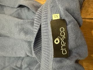 Jersey azul apretado de cuello alto