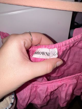 Top rosa fluido con volantes