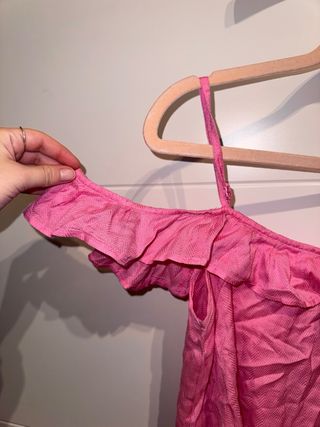 Top rosa fluido con volantes