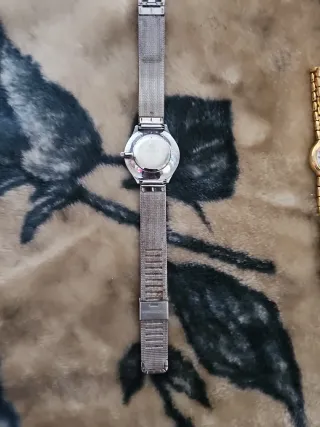 Reloj plateado con detalles brillantes