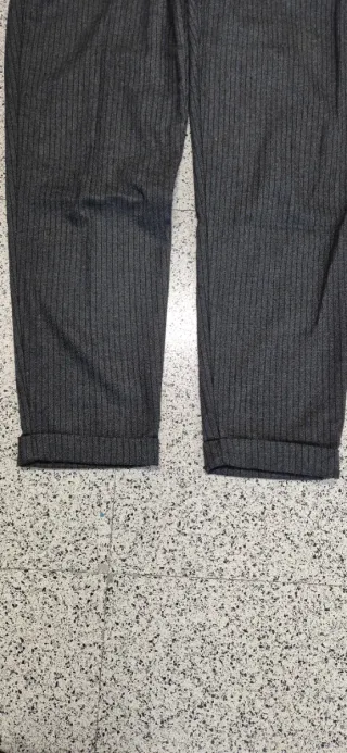 Pantalón jogger gris con rayas