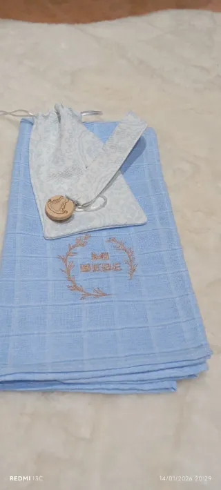 Conjunto bebé: babero y mordedor