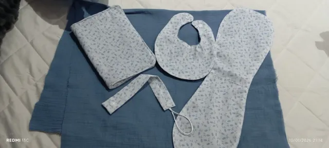 Conjunto bebé: babero y mordedor