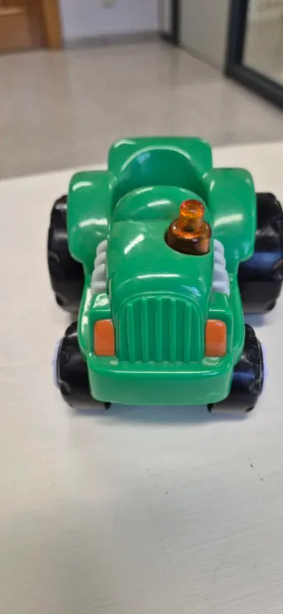 Tractor de juguete verde