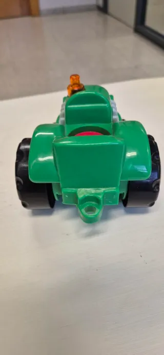 Tractor de juguete verde