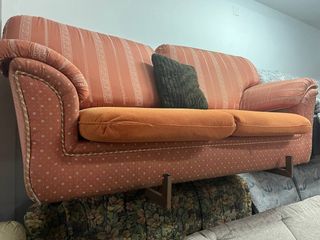Sofá naranja de tela