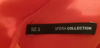 Mono rojo elegante con hombros descubiertos