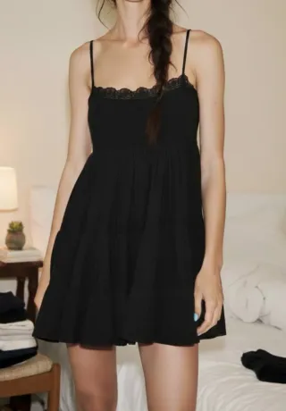 Vestido negro Zara con tirantes