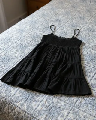 Vestido negro Zara con tirantes