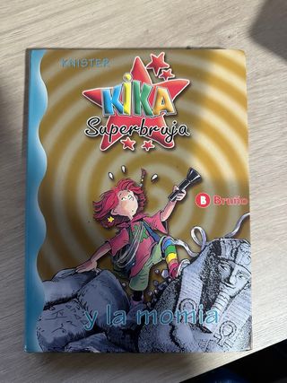 Kika Superbruja y la momia (Spanish Edition)