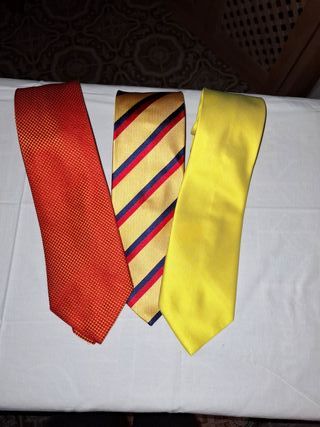 Cravatte fantasia rosse e gialle