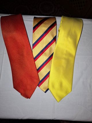 Cravatte fantasia rosse e gialle