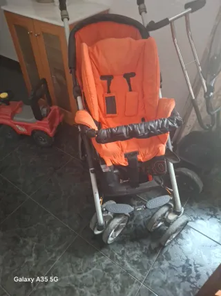Carrito de bebé naranja