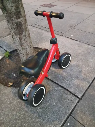 Bicicleta de aprendizaje infantil roja
