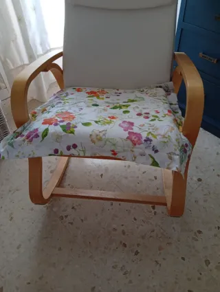 Hamaca de madera con cojín estampado