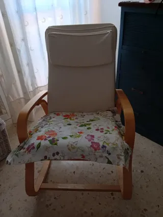 Hamaca de madera con cojín estampado