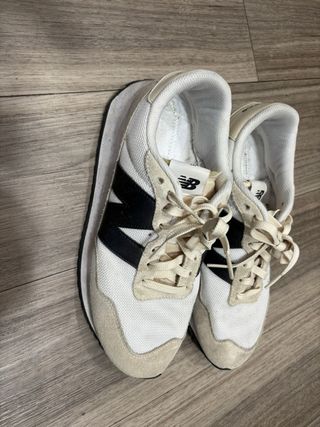 Zapatillas New Balance Beige y Blancas