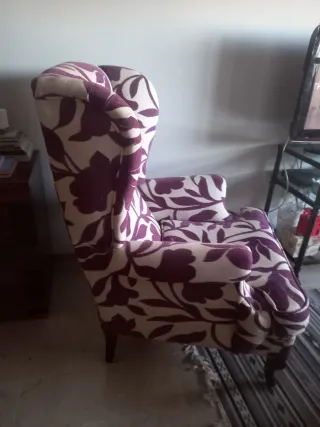 Sillón orejero tapizado floral