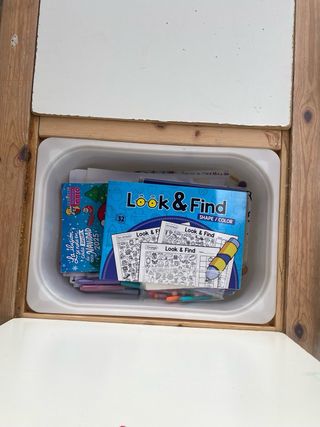 Mesa y sillas infantiles blancas