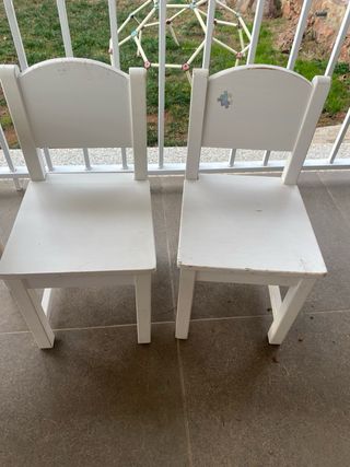 Mesa y sillas infantiles blancas