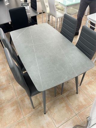 Mesa de Comedor + 4 Sillas Efecto Mármol