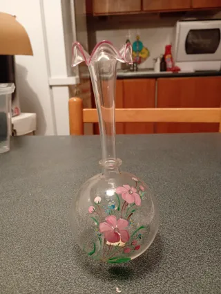 Vaso in vetro trasparente con fiori rosa