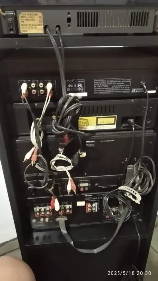 Altavoces Philips con mueble