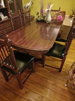 Mesa de comedor de madera oscura