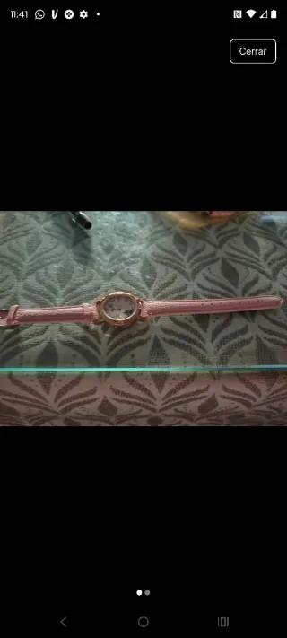 Reloj de pulsera rosa y dorado