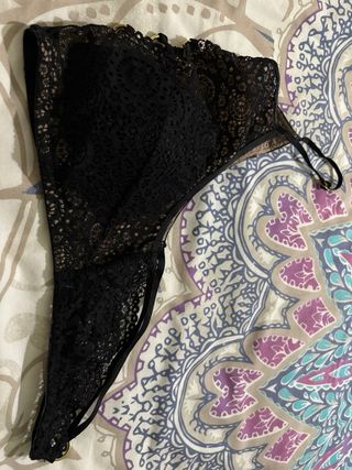 Top de encaje negro con detalles dorados