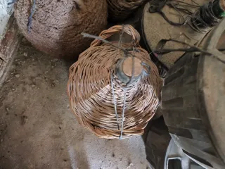 3 Botellas de vidrio con cesta de mimbre