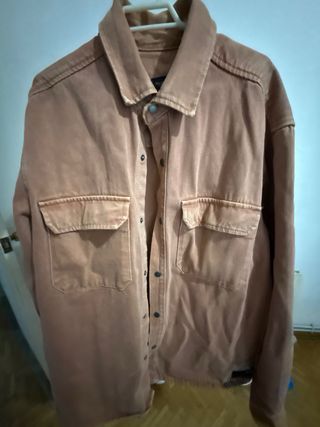 Chaqueta vaquera rosa bershka hombre