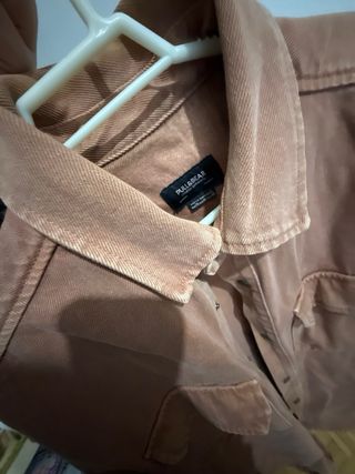 Chaqueta vaquera rosa bershka hombre