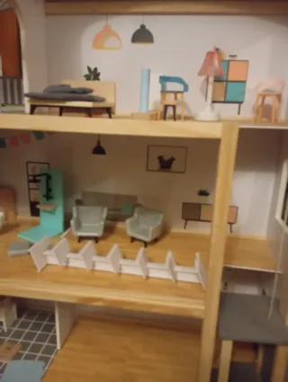 Casa delle bambole in legno
