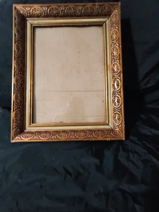 Marco de cuadros dorado con cristal.