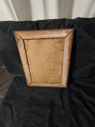 Marco de cuadros dorado con cristal.