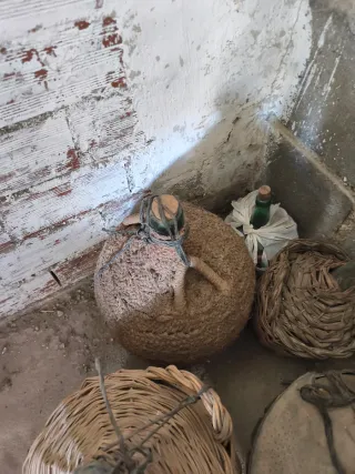 Botella antigua con cestería