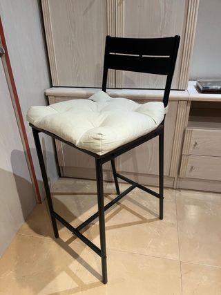 Taburete alto respaldo Ikea con cojín incluido