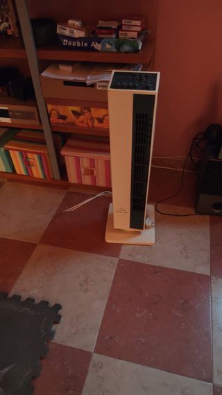 Ventilador de torre blanco y negro