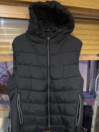 Chaleco acolchado Bershka negro con capucha