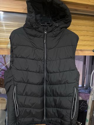 Chaleco acolchado Bershka negro con capucha