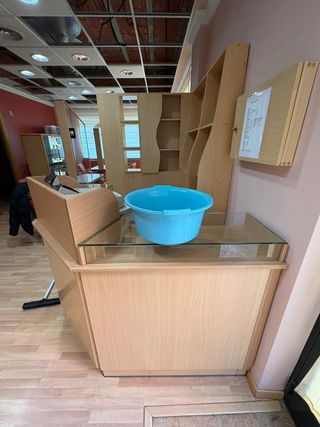 Recibidor de madera y cristal para negocio