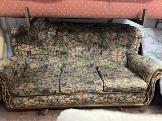 Sofá de tela con estampado floral