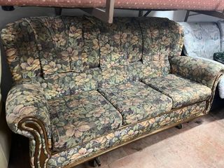 Sofá de tela con estampado floral